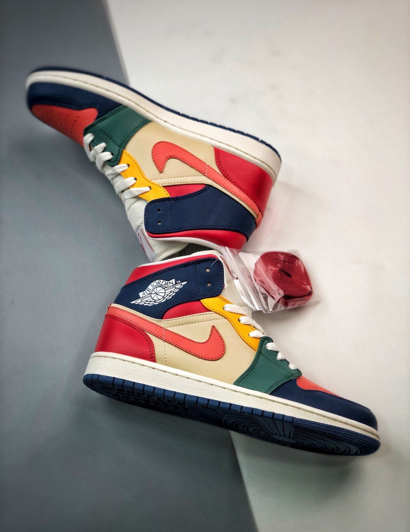 Air Jordan 1 Mid "Multi-Color" French bleu/Fire Red /Beach/Magic